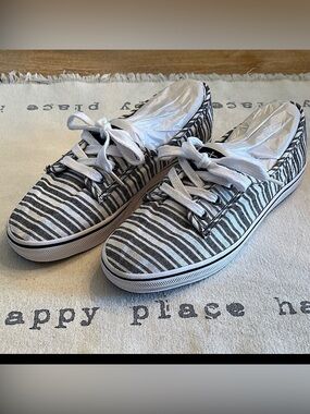 Nautica Striped Black and White Sneakers/low profile